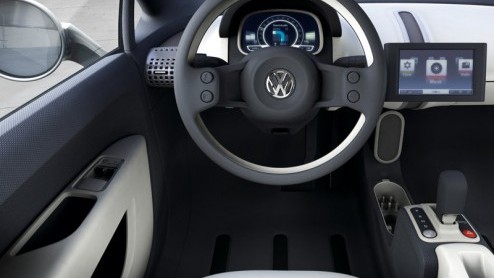 Volkswagen heeft op de IAA Frankfurt de concept Up! getoond. Oude tijden herleven, want dit kleine stadskarretje heeft de motor achterin liggen, net als bij de Kever. Een kleine auto voor een fijne pr