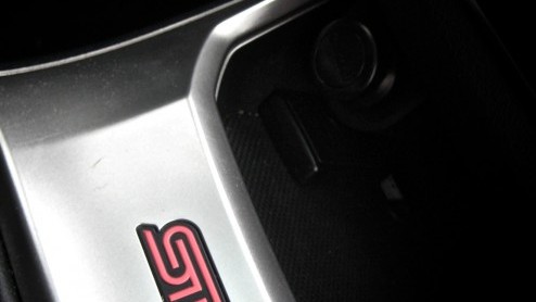 Bij het voor de geest halen van de Subaru Impreza WRX staat bij menigeen een dikke vette spoiler, gouden wielen en gefluit en gesis onder de motorkap vertrouwd in het geheugen gegrift. De nieuwe gener