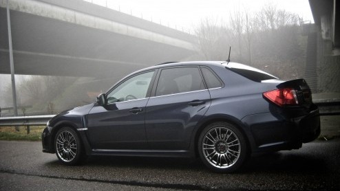 Bij het voor de geest halen van de Subaru Impreza WRX staat bij menigeen een dikke vette spoiler, gouden wielen en gefluit en gesis onder de motorkap vertrouwd in het geheugen gegrift. De nieuwe gener
