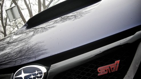 Bij het voor de geest halen van de Subaru Impreza WRX staat bij menigeen een dikke vette spoiler, gouden wielen en gefluit en gesis onder de motorkap vertrouwd in het geheugen gegrift. De nieuwe gener
