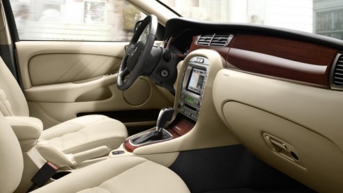 Het Britse Jaguar heeft de X-type op een aantal punten aangepast. Naast beperkte uiterlijke wijzigingen is er ook een nieuwe automatische versnellingsbak leverbaar voor dieselaars. Toch claimt het mer