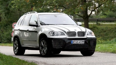 BMW geeft extra sportieve modellen de voorletter M mee. Dat dat bij de X5 lastig is  MX5 is de naam van een Mazda  heeft BMW natuurlijk niet kunnen weerhouden om een snelle versie van hun X5 te ontw