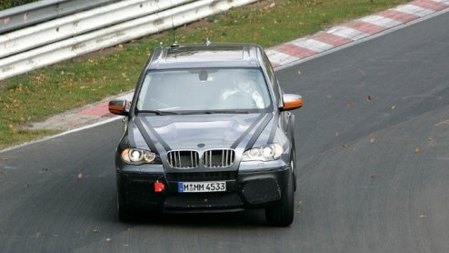 We lieten vorige maand al een scoop zien van de BMW X5 M, maar hij is opnieuw gespot, on track dit keer. Die beelden laten we natuurlijk graag zien!