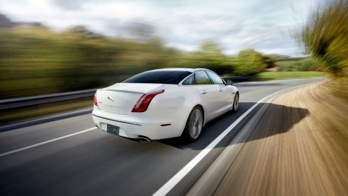 De vorig jaar gentroduceerde Jaguar XJ staat er binnenkort desgewenst nadrukkelijk sportief bij. Jaguar introduceert in het voorjaar een Sport Pack. Speciaal voor de XJ Supercharged is er ook een Spe