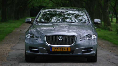 Downsizen is een van de toverwoorden om de allerwegen zo gewenste brandstofbesparing te realiseren. Zelfs prestigefabrikanten als Jaguar moeten er aan geloven en daarom monteert het in Indiase handen