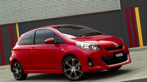 Deze zomer staat bij Toyota de nieuwe Yaris in de schijnwerpers. Nadat het merk de foto's van de vijfdeurs heeft vrijgegeven is nu de driedeurs in beeld gekomen. In een sportief jasje zelfs.