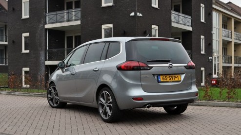 Over het algemeen hebben we te doen met vaders die veroordeeld zijn tot een MPV. Na een weekje sturen met de nieuwe Opel Zafira kunnen we onze mening toch iets bijstellen. De Zafira ziet er niet allee