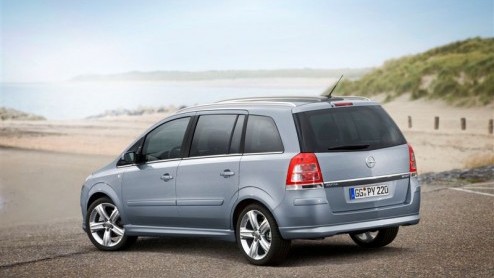 Op de autotentoonstelling van Bologna in december zal Opel de vernieuwde Zafira onthullen aan het wereldwijde publiek. De populaire gezinsauto ging opnieuw op de tekentafel, en ook de techniek werd op