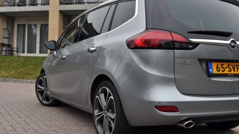 Over het algemeen hebben we te doen met vaders die veroordeeld zijn tot een MPV. Na een weekje sturen met de nieuwe Opel Zafira kunnen we onze mening toch iets bijstellen. De Zafira ziet er niet allee