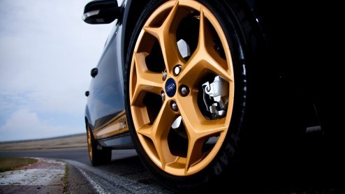 Hertz neemt Ford Focus ST-H huurauto op in de vloot. Speciaal uitgevoerde Focus ST met 250 pk en gouden striping.