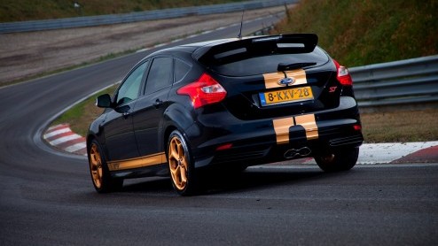 Hertz neemt Ford Focus ST-H huurauto op in de vloot. Speciaal uitgevoerde Focus ST met 250 pk en gouden striping.