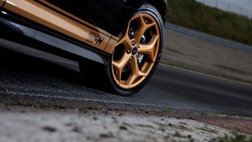 Hertz neemt Ford Focus ST-H huurauto op in de vloot. Speciaal uitgevoerde Focus ST met 250 pk en gouden striping.