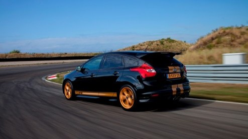 Hertz neemt Ford Focus ST-H huurauto op in de vloot. Speciaal uitgevoerde Focus ST met 250 pk en gouden striping.
