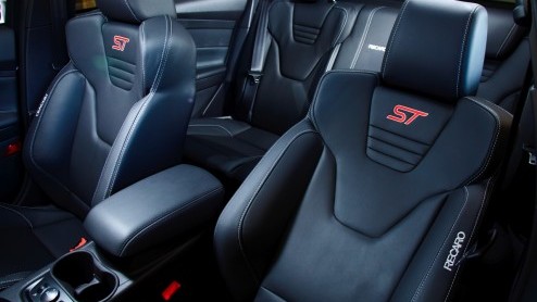 Hertz neemt Ford Focus ST-H huurauto op in de vloot. Speciaal uitgevoerde Focus ST met 250 pk en gouden striping.