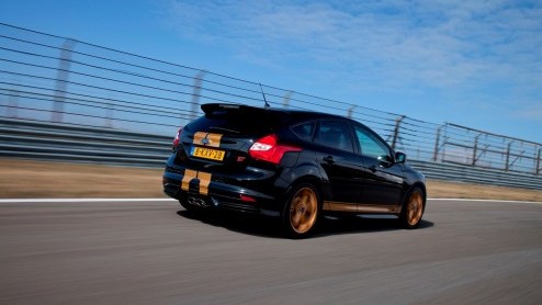 Hertz neemt Ford Focus ST-H huurauto op in de vloot. Speciaal uitgevoerde Focus ST met 250 pk en gouden striping.