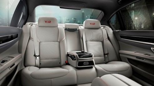 BMW 760Li V12 speciaal voor Japanse markt.