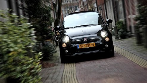 Fiat zet deze zomer de 500 in het zonnetje. In de maanden juli en augustus vraagt de Fiat-dealer geen extra vergoeding voor een upgrade van de dichte 500 naar de 500C.