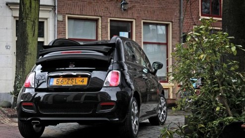 Fiat zet deze zomer de 500 in het zonnetje. In de maanden juli en augustus vraagt de Fiat-dealer geen extra vergoeding voor een upgrade van de dichte 500 naar de 500C.