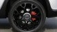 Zwart 17 inch lichtmetaal en rode remklauwen. Doe maar sportief, Fiat!