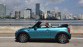 Mini Cooper Cabrio met het dak open