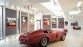 Ferraris en vrouwen tezamen in de Galleria Ferrari in Maranello