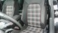 Sportstoelen met ruitjesbekleding, 'zoals het heurt'.