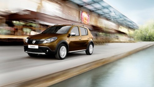 Met een nieuwe zuinigere en sterkere benzinemotor voor de Sandero Stepway en een luxe uitvoering van de Duster probeert Dacia een nog breder publiek aan te spreken. De Sandero blijft in prijs gelijk t