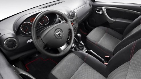 Met een nieuwe zuinigere en sterkere benzinemotor voor de Sandero Stepway en een luxe uitvoering van de Duster probeert Dacia een nog breder publiek aan te spreken. De Sandero blijft in prijs gelijk t