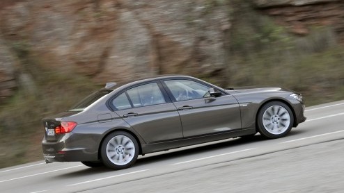 De nieuwe BMW 3 Serie belooft een goed nieuws show te worden dankzij innovatieve moderne snufjes, nog zuiniger motoren en meer interieurruimte. Grote vraag is nu hoe de F30-generatie zich op de weg
