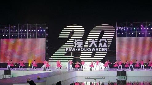 Volkswagen werkt nu twintig jaar samen met het Chinese FAW om tot een van de grootste Chinese autofabrikanten uit te groeien. Inmiddels zijn er vijf miljoen autos geproduceerd en daar moeten er dit j