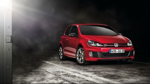 Volkswagen heeft de feesteditie van de Golf GTI geprijsd. De GTI Edition35 mag voor 35.790 euro de deur uit. Behalve iets meer vermogen heeft de feestversie ook een riantere standaarduitrusting.