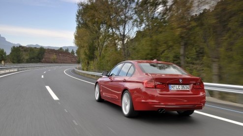 BMW heeft de prijzen van de nieuwe 3 Serie paraat. Vanaf februari volgend jaar is de sedan er vanaf 35.900 euro. Samen met de gelijk geprijsde dieselinstapper 316d en de 320d EfficientDynamics Edition