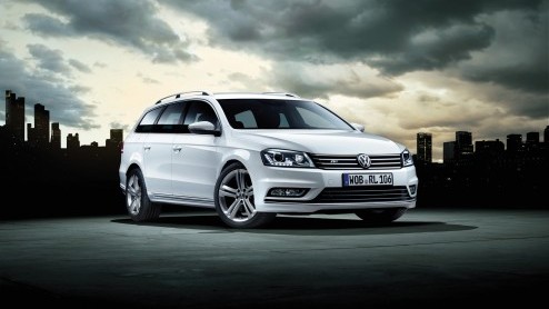 We hebben er al weer even geleden meer van gezien, maar vanaf nu is de Volkswasen Passat R-Line dan ook echt leverbaar. De prijs van deze sportief getinte uitvoering start bij 37.450 euro, want er zij