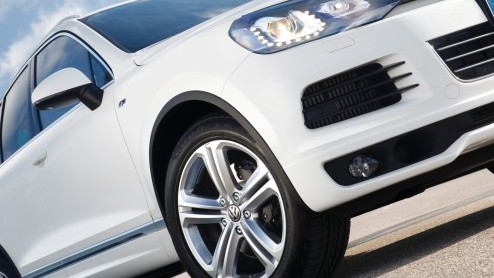 Meestal debuteren nieuwe luxe of veilige systemen in de grote modellen van een merk, om vervolgens later af te zakken naar de kleintjes. Bij het Volkswagen City Emergency Braking is dat precies anders