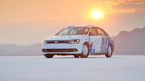 Dat is nogal wat, bijna 300 km/u rijden in een Volkswagen Jetta Hybrid. De Duitsers geven toe voor deze snelheidsrun een aangepaste variant te hebben gebruikt. Zie het als een ludieke opmaat naar de i