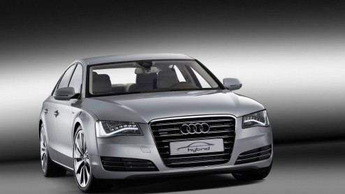 Audi neemt naast de RS3, nieuwe A6 en A7 de A8 Hybrid mee naar de AutoRAI. De ultieme spaarlimo met 2.0 TFSI benzine en een elektromotor verbruikt slechts 6.2l/100km en kan korte afstanden ook volledi