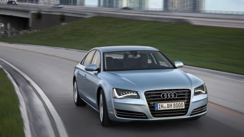 Het is officieel: de Audi A8 Hybrid komt naar de IAA en gaat vanaf volgend jaar in productie. Met een verbruik van slechts 6.4l/100km en 148 gram CO2 is de limousine een van de zuinigste in zijn klass
