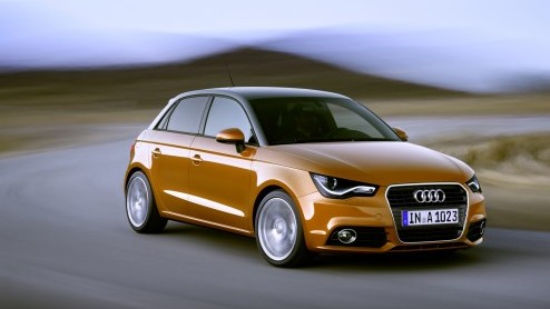 Hij is nu helemaal officieel: de Audi A1 Sportback. Deze nieuwe vijfdeursvariant wordt geleverd met twee zitplaatsen achterin en mag als eerste rekenen op een 1.4 TFSI met cilinderuitschakeling.