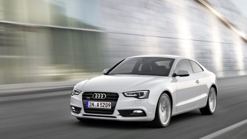 Audi pakt door. Na de komst van de nieuwe A6 is het nu de beurt aan de vernieuwde A5 en S5. Het duo is door een facelift optisch strakgetrokken en tot 22% zuiniger. De 1.8 TFSI valt zelfs in de 20% bi