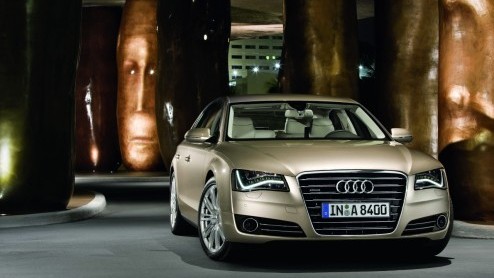 De Audi A8 en R8 zijn tijdelijk leverbaar in de superluxe exclusive-uitvoering. De limousine heeft de Pro Line plus-uitvoering als basis, verrijkt met 20 inch wielen en Valcona-leder. De Audi R8 Spyde