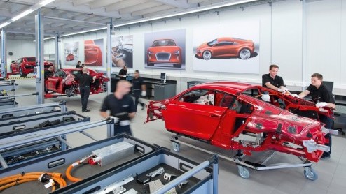 Dat Audi de R8 e-tron medio 2012 in beperkte serieproductie zou nemen was al bekend. De Duitsers laten vandaag weten de volledig elektrische sportwagen in de fabriek te Neckarsulm te gaan bouwen.