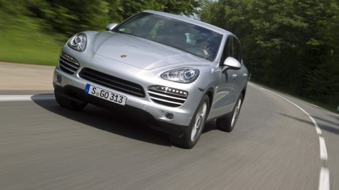 De drieliterdiesel van de Porsche Cayenne is vanaf nu verder verfijnd. Het blok kreeg er vijf pks bij en maakt de Cayenne niet alleen sneller, maar ook zuiniger. Ook de Cayenne S Hybrid wint aan effi