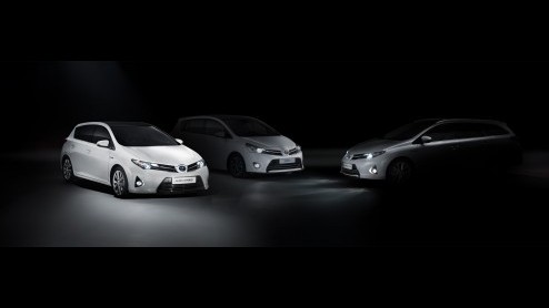 Toyota neemt de nodige wereldprimeurs mee naar de autosalon van Parijs. Niet alleen zijn de schijnwerpers gericht op de nieuwe Auris, er is ook ruimte voor de Auring Touring Sports en de Yaris Trend.