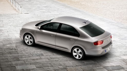 Het was een publiek geheim en nu officieel: de nieuwe Seat Toledo komt er aan. Net als de eerste generaties is de Spanjaard weer een sedan met een vijfde deur. Het duurt tot medio 2013 voordat hij bij