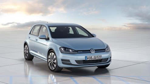 Twee tegenpolen van de zevende generatie Volkswagen Golf vinden we op de beursvloer in Parijs: de GTI en de BlueMotion. Met een gemiddeld verbruik van 1 op 31,2 is de BlueMotion de zuinigste Golf ooit