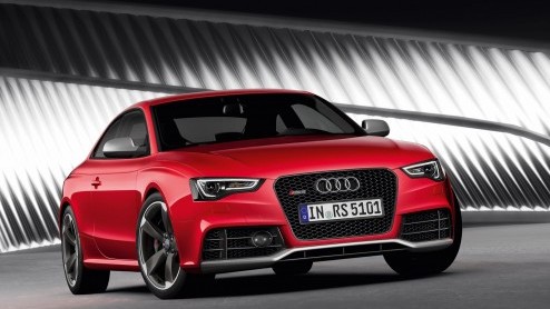 Met het faceliften van de Audi A5 is ook de RS5 meteen aan de beurt. Audis sportieve telg staat in vernieuwde outfit op de IAA met weer een 4.2 liter V8 die 450 pk buldert. Genieten!
