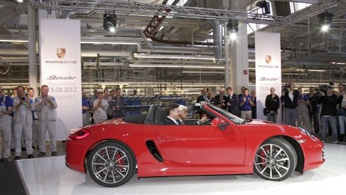 Porsche is gestart met de productie van de nieuwe Boxster in de fabriek van Volkswagen. Nood breekt wet, want Porsches productielijn in Stuttgart draait al op maximale capaciteit voor de 911.