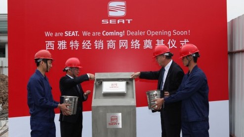 Seat gaat naar China! Tijdens de Guangzhou Auto Show heeft het merk plannen toegelicht om een netwerk van 15 dealerbedrijven op te gaan zetten in China. De Spanjaarden geven de aftrap met de Leon en I