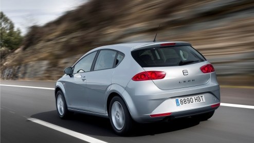 Seat maakt de Leon Copa Business uitvoering nog completer. Voortaan is ook bi-xenonverlichting, adaptieve verlichting en LED-verlichting achter aan de standaarduitrusting toegevoegd. Zonder meerprijs,