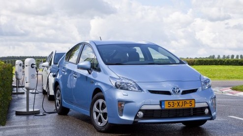 De orderboeken van de Toyota Prius Plug-in Hybrid werden begin dit jaar al geopend. Nu is de auto dan daadwerkelijk bij de dealer gearriveerd. Goed nieuws: volgens zijn makers zijn de levertijden voor